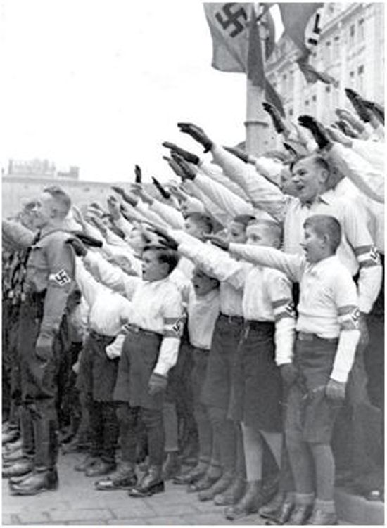 2(בספר תמונה של נוער היטלר (גרמניה)